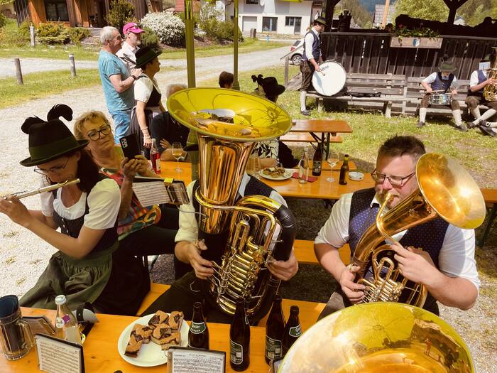 Blasmusik unter den Sonnenschirmen