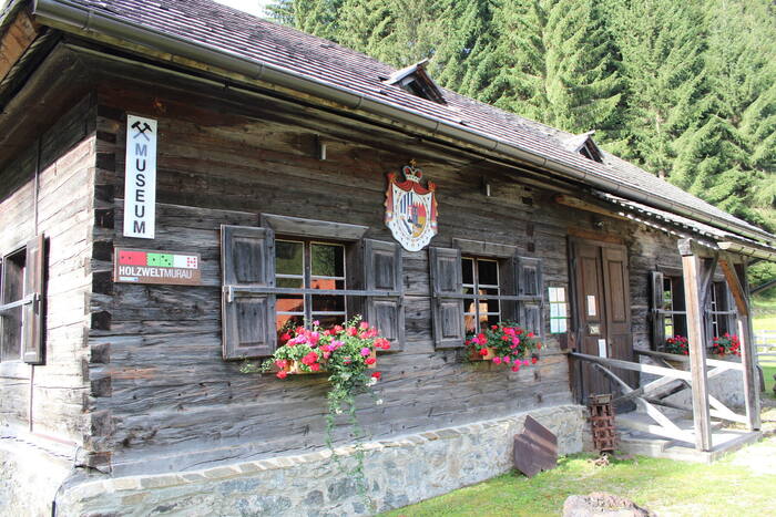 Fassade mit Schwarzenberg-Wappen